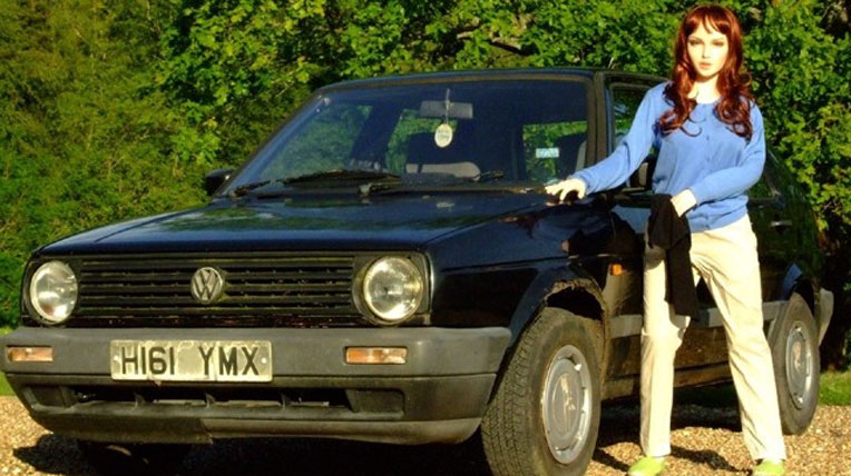Một người đàn ông đến từ Anh đã dùng búp bê tình dục để làm người mẫu quảng cáo bán xe ôtô cũ nhằm thu hút người mua trên trang mạng eBay.