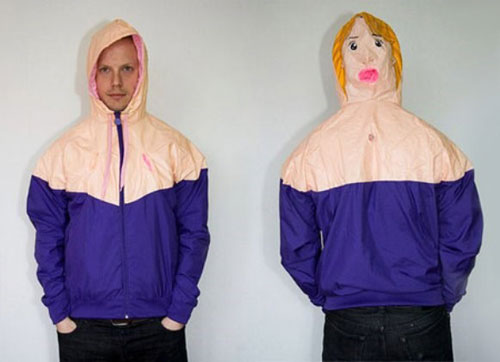 Nghệ sĩ người Hà Lan có tên là Reijgers đã tái chế những con búp bê tình dục để làm những bộ quần áo mưa chống thấm hiệu quả