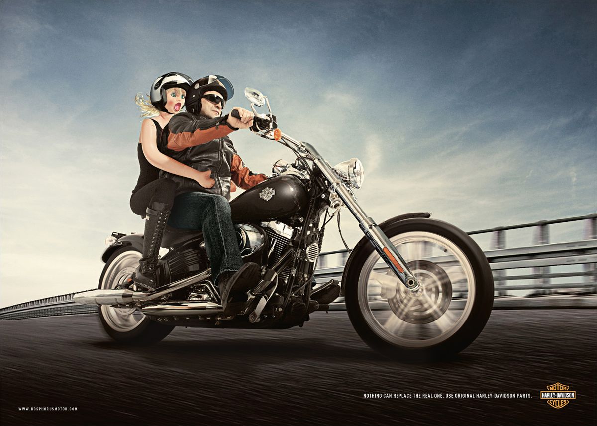 Công ty PR Big của Thổ Nhĩ Kỳ đã sử dụng búp bê tình dục trong một chương trình quảng cáo cho hãng xe máy Harley Davidson. Trong quảng cáo có câu: ‘Không gì có thể thay thế một người thật. Hãy sử dụng những bộ phận xe Harley-Davidson nguyên bản’.