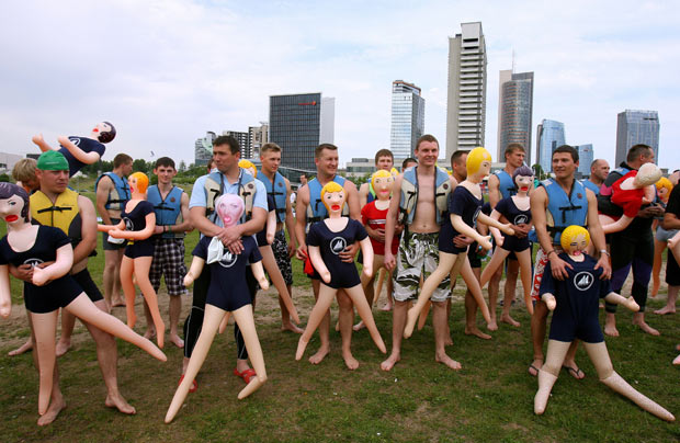 Trong ‘Ngày đàn ông quốc gia’ ở Lithuania, người ta đã tổ chức một cuộc thi bơi có sử dụng búp bê tình dục làm phao bơi. Cuộc đua kỳ thú này đã thu hút khoảng hơn 200 người đăng kí, tuy nhiên chỉ có khoảng 20 người được chọn tham gia.