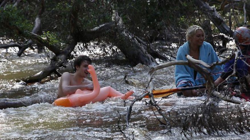 Cảnh sát Australia đã phải tiến hành cứu hộ khẩn cấp một cặp nam nữ thanh niên khoảng 19 tuổi khi họ sử dụng búp bê tình dục để làm phao bơi trên một con sông trong thời điểm nước lũ dâng cao và chảy xiết. Cô gái đã để tuột con búp bê và phải bám vào cái cây cho đến khi lực lượng cứu hộ đến giải cứu.