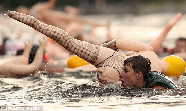 Hồi năm 2011, ở Nga từng diễn ra cuộc thi vượt sông kỳ quặc nhất thế giới với sự tham gia của 400 búp bê tình dục to như người thật và hàng trăm người đàn ông.