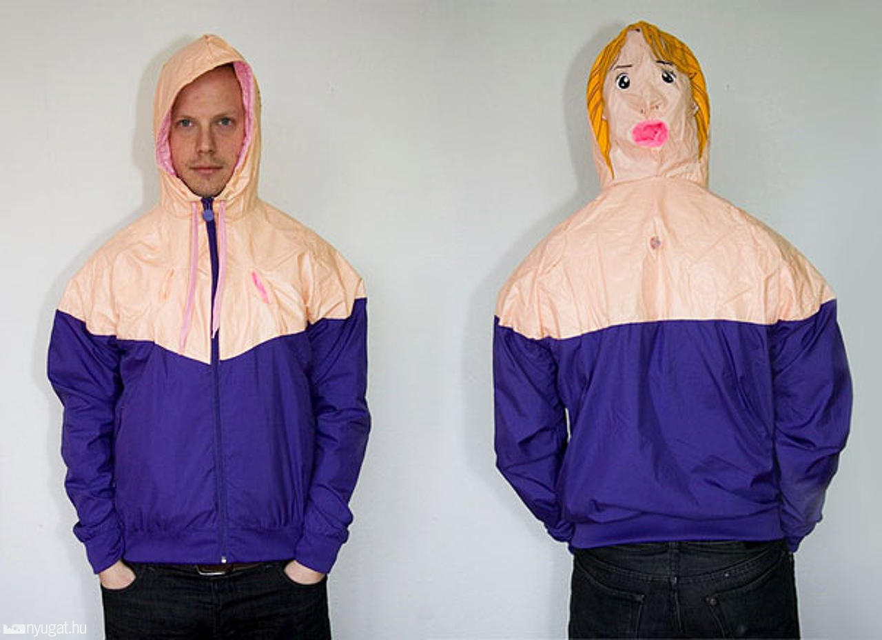 Nghệ sĩ người Hà Lan có tên là Reijgers đã tái chế những con búp bê tình dục để làm quần áo mưa chống thấm hiệu quả.