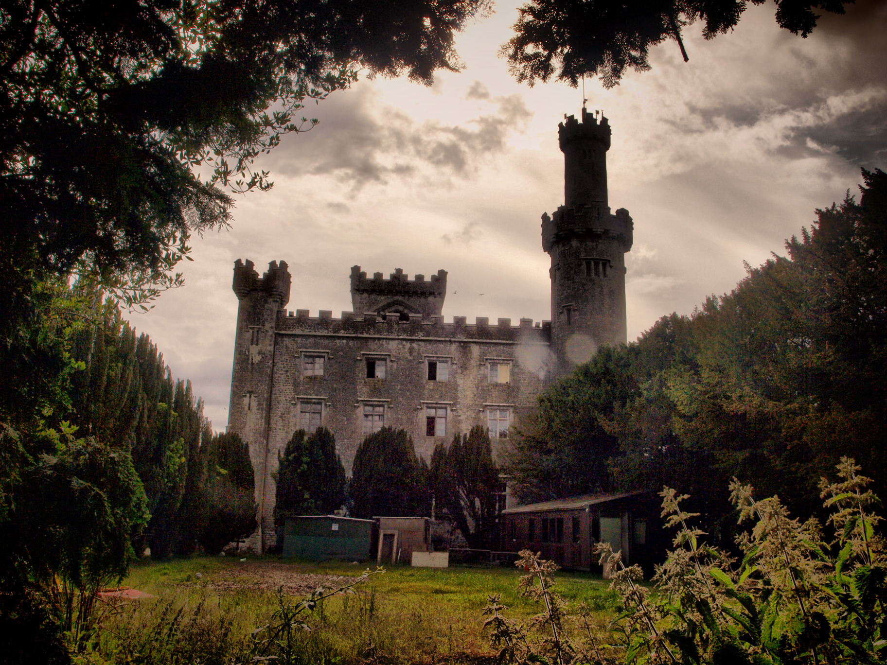 Lâu đài Charleville, Ireland: Lâu đài theo phong cách Gothic nằm ở hạt Offaly được cho là bị linh hồn một cô gái ngã xuống từ tòa tháp cao nhất ám. 