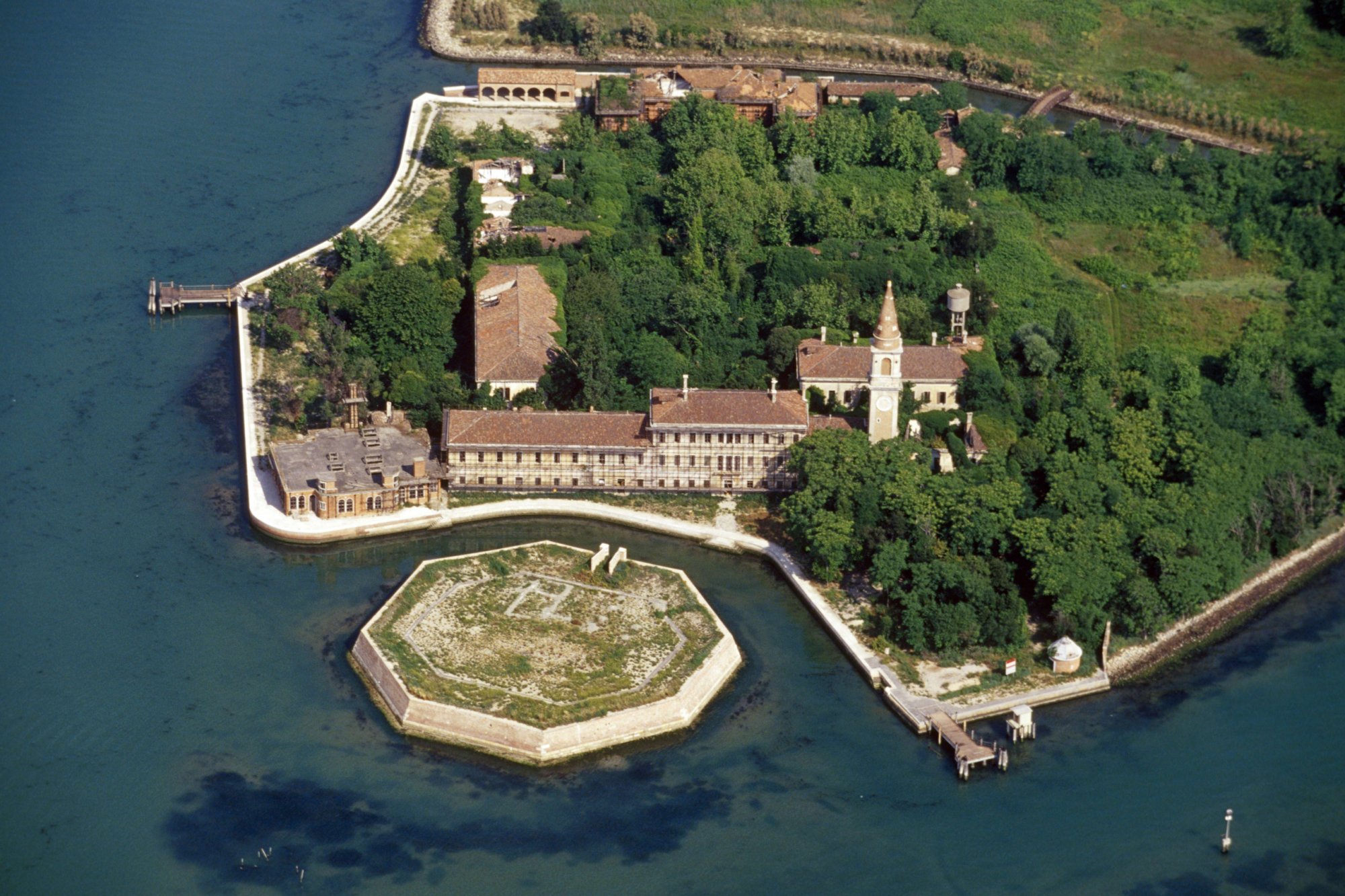 Poveglia, Italy: Trong những năm diễn ra đại dịch “Cái chết đen” (bệnh dịch hạch) vào thế kỷ 14-16, hòn đảo nhỏ Poveglia nằm gần Venice là nơi tập trung người bệnh. 