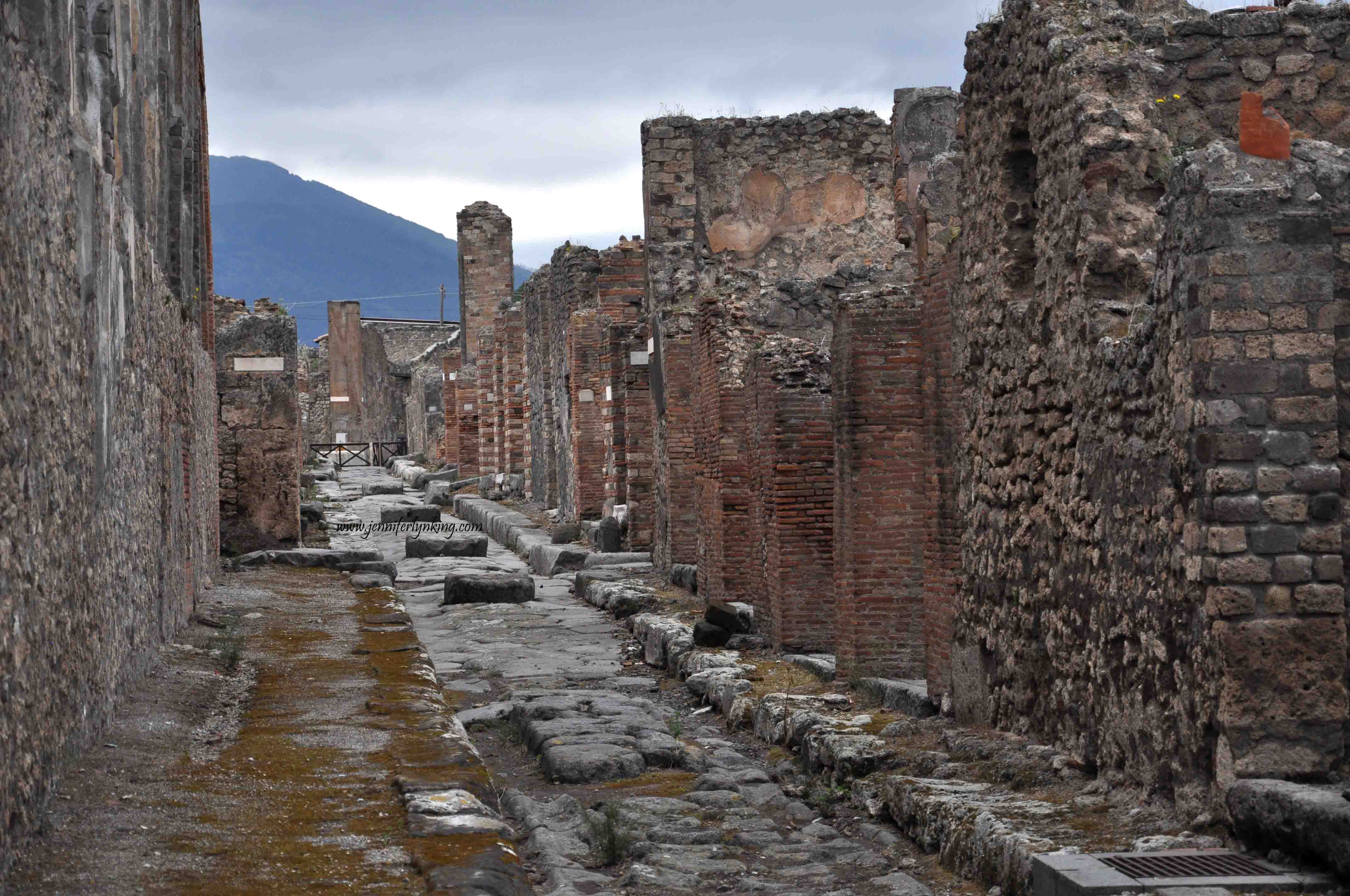 Pompeii, Italy: Thị trấn Pompeii nơi hơn 20.000 người thiệt mạng. Năm 79, núi lửa Vesuvius phun trào, chôn vùi Pompeii trong tro bụi tới hàng trăm năm. 