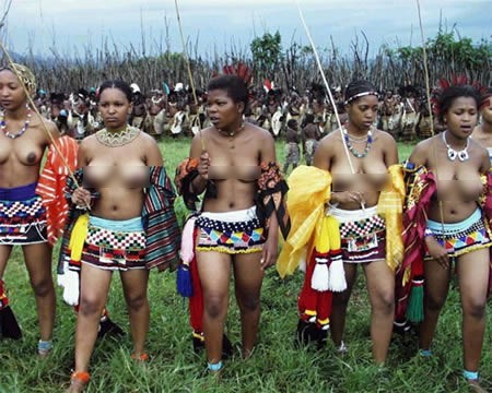 Phụ nữ ở Swaziland không được quan hệ trong 5 năm để ngừa AIDS. Những cô gái dưới 18 tuổi phải mặc tua rua màu xanh và màu vàng. Phụ nữ còn trinh sẽ mặc tua rua màu đen và màu đỏ. Nếu ai đó vi phạm lệnh cấm, binh lính sẽ xé quần họ ngay lập tức.