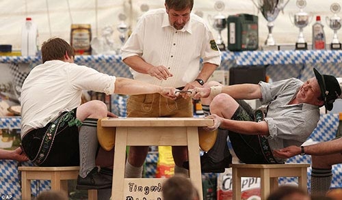 Vật ngón tay cái vốn là một trò đùa nghịch của trẻ con nhưng sau đó đã được tổ chức thành một môn thể thao nghiêm túc giành cho người lớn. Mặc dù môn thể thao này trông như một trò vui nhưng các thí sinh lại coi đây là cuộc thi vô cùng nghiêm túc.