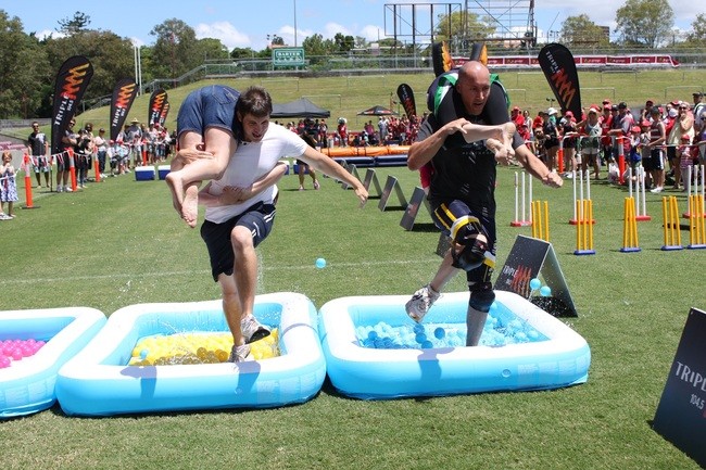 Cuộc thi cõng vợ là hoạt động phổ biến ở nhiều quốc gia. Những người đàn ông sẽ phải cõng “vợ” trên vai và vượt qua nhiều chướng ngại vật. 