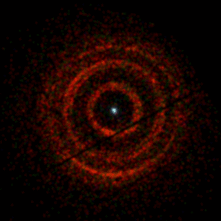Những vòng sáng X-quang màu đỏ phát ra từ một lỗ đen thuộc hệ thống nhị phân V404 Cygni. 