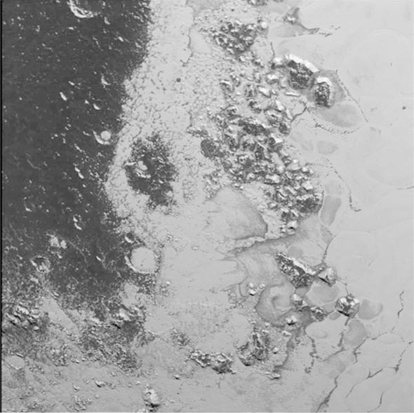 Dãy núi gần bờ tây nam khu vực Tombaugh có hình dạng giống “trái tim” trên bề mặt Sao Diêm Vương, đỉnh băng cao khoảng 800 – 1,600m, tương đương với dãy Appalachian tại Mỹ. Bức ảnh này do tàu vũ trụ New Horizons của NASA ghi lại. 