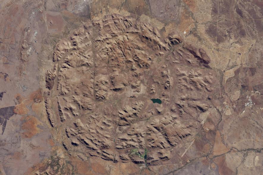 Dấu vết còn lại của hệ thống dung nham hàng tỷ năm tuổi là chủ đề chính của bức ảnh. Những đường tròn đồng tâm cực hiếm này được hình thành tại Vườn Quốc gia Pilanesberg, Bắc Phi, chúng chuyển hướng các dòng nước tích trữ từ nước mưa thành những dòng suối tạm thời. 