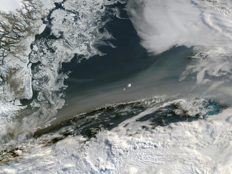 Vệ tinh đã ghi lại được thời điểm khói của những trận cháy lớn lan từ Canada và Alaska sang Biển Greenland.  Năm 2015, Alaska đã trải qua một mùa cháy tồi tệ chưa từng có, chỉ riêng trong ngày 7/7, hàng triệu héc ta đã bị thiêu trụi. Tại Canada, riêng trong ngày 15/7, 3 triệu héc ta đã bị thiêu trụi hoàn toàn.