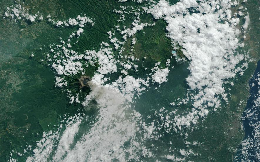 Hình ảnh ngọn núi lửa Raung tại Indonesia đang phun trào những cột khí và dung nham vào khí quyển, được vệ tinh của NASA ghi lại vào hôm 12/7. Hoạt động phun trào này đã gây ảnh hưởng đến các phương tiện hàng không ra, vào đảo Bali. 