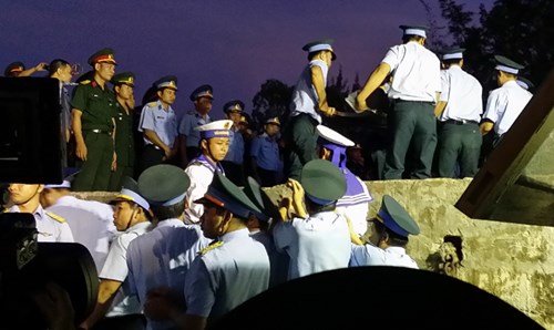  Lực lượng Phòng không không quân, Biên phòng, Hải quân … đón thi hài phi công Trần Quang Khải từ cano cứu hộ lên bờ. Ảnh Tiền Phong