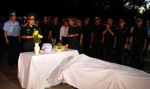 Các lực lượng quân đội, cơ quan chức năng có mặt làm nghi lễ tiễn đưa phi công Trần Quang Khải. Ảnh Tiền Phong