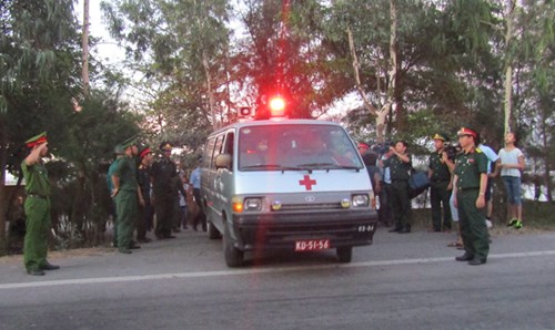 5h30 thi hài phi công Trần Quang Khải được đưa lên xe cứu thương rời khỏi cảng Hải đội 2. Ảnh Tiền Phong