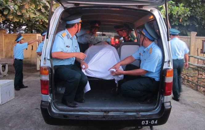 Sau đó xe cứu thương đưa thi thể Thượng tá Trần Quang Khải khỏi địa bàn Cửa Hội. Ảnh Tuổi Trẻ