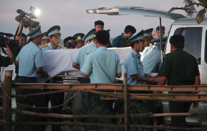 Hiện thi hài phi công Trần Quang Khải được đưa về nhà tang lễ Quân khu 4. Ảnh Tuổi Trẻ