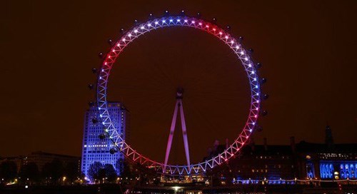 Cả bánh  xe đu quay lớn nhất ở London cũng chiếu đèn màu hồng