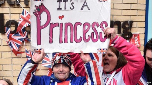 Biểu ngữ của nhóm người hâm mộ hoàng gia Anh ở tây London cũng viết chữ công chúa với màu hồng 