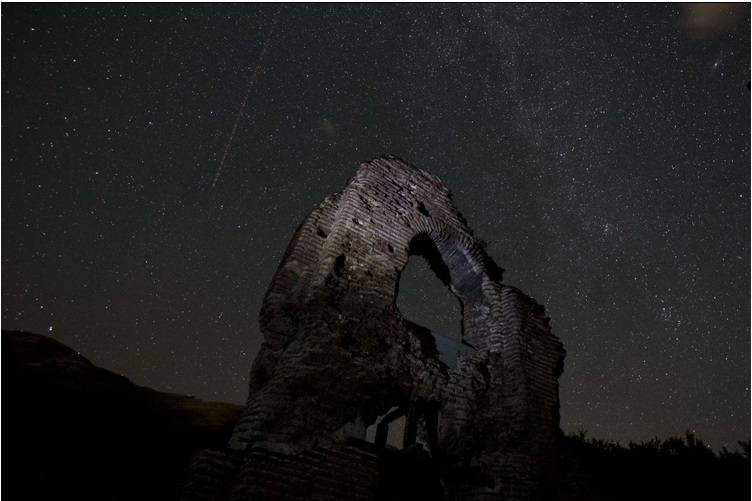 Mưa sao băng Perseids diễn ra ở khu di tích còn sót lại của nhà thời St. Ilia được xây dựng từ thế kỷ thứ 6 gần thị trấn Pirdop ơ Bulgaria. Mưa sao băng Perseids diễn ra vào tháng 8 hàng năm khi Trái Đất đi qua vùng quỹ đạo chứa những mảnh vụn của sao chổi 109P/Swift-Tuttle để lại