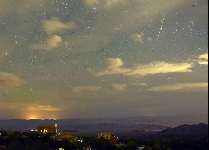 Một ngôi sao băng xuất hiện trên bầu trời Nevada. Hình ảnh này còn được gọi là ‘vòi hoa sen Perseids’ vì trông giống như những ngôi sao khác tỏa ra từ chòm sao Perseus
