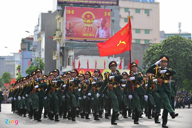 Hàng nghìn chiến sĩ diễu binh và hô vang khi tiến qua lễ đài, tạo nên không khí hùng tráng của ngày kỷ niệm 70 năm độc lập