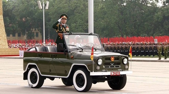  Đi đầu đội hình diễu binh là xe Chỉ huy, do trung tướng Võ Văn Tuấn, Phó tổng Tham mưu trưởng Quân đội nhân dân Việt Nam dẫn đầu. 
