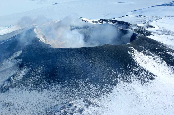Erebus là một trong 5 hồ dung nham trên thế giới, nằm ngay trên đỉnh của ngọn núi lửa cùng tên ở Nam Cực. Núi lửa Erebus hoạt động từ năm 1972.