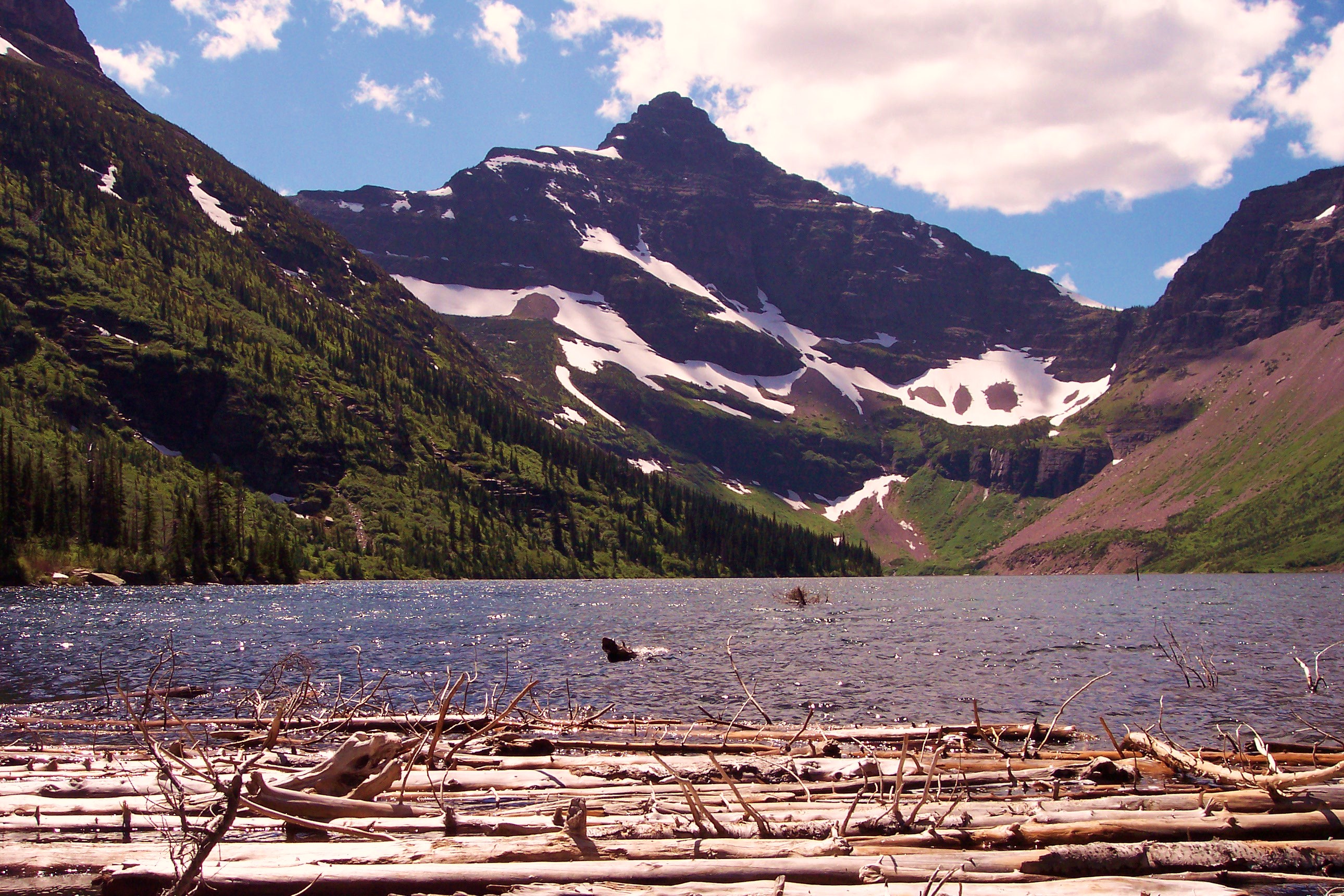 Hồ Medicine tồn tại trong Vườn quốc gia Jasper của Canada. Vào mùa đông, nước hồ hoàn toàn biến mất do nguồn cung nước cho hồ bị đóng băng trong khi những vết nứt dưới đáy hút cạn nước của hồ. Nước hồ tái xuất vào mùa xuân và hè, khi những sông băng tan chảy.