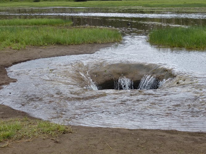 Người ta cho rằng hồ tháo nước qua một ống dung nham nhưng không ai biết ống ngầm này dẫn đến chỗ nào và nước sẽ đi về đâu.