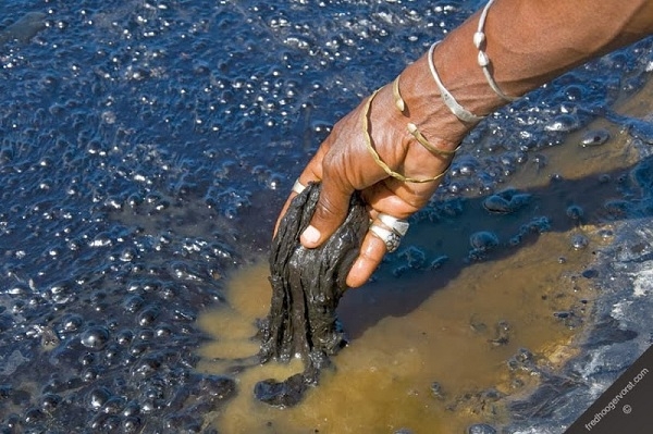 Được biết cư dân đảo Trinidad đã khai thác nhựa đường trong hồ từ hàng trăm năm nay mà mặt nước vẫn không hạ thấp do hắc ín không ngừng đùn lên từ dưới đáy.