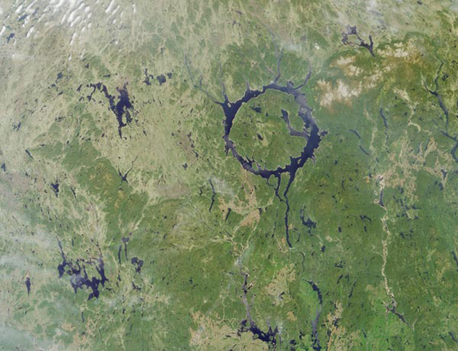 Hồ Manicouagan ở Quebec, Canada, là hồ nước duy nhất trên thế giới được biết đến với hình dạng của một chiếc nhẫn. Theo các nhà khoa học, nó được hình thành từ cách đây 200 triệu năm khi một thiên thạch có đường kính 4 km va chạm với Trái Đất.