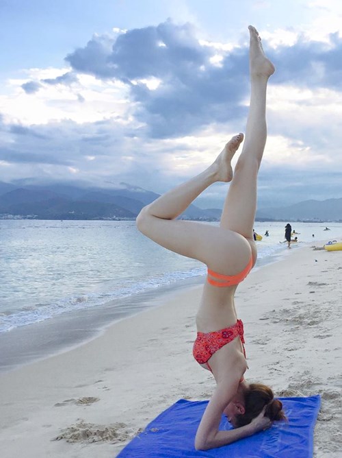 Hồ Ngọc Hà đốt mắt dư luận với màn trồng cây chuối trên bãi biển trong bộ bikini gợi cảm