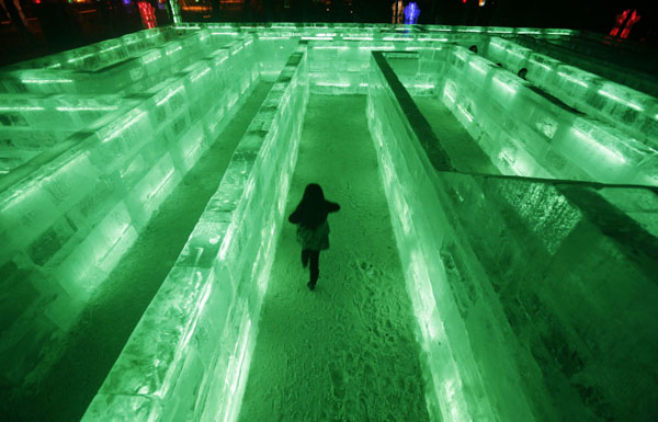 Hàng năm, thành phố Tây Ninh (Thanh Hải, Trung Quốc) tổ chức các lễ hội băng tuyết thu hút một lượng lớn khách du lịch. Nhà tổ chức cũng thiết kế nhiều mê cung bằng băng độc đáo để đánh đố người tham gia.