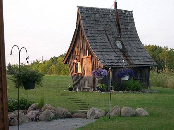 Nhà cổ tích: Kiến trúc sư Dan Pauly, ở Minnesota (Mỹ) đã tạo ra những ngôi nhà trông như một không gian sống cổ tích giữa khu rừng ma thuật.