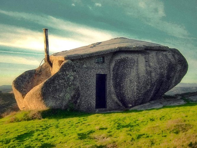 Ngôi nhà đá Casa do Penedo: Được xây dựng từ bốn tảng đá lớn ở Núi Fafe, Bồ Đào Nha, ngôi nhà mộc mạc này còn được trang bị một hồ bơi.