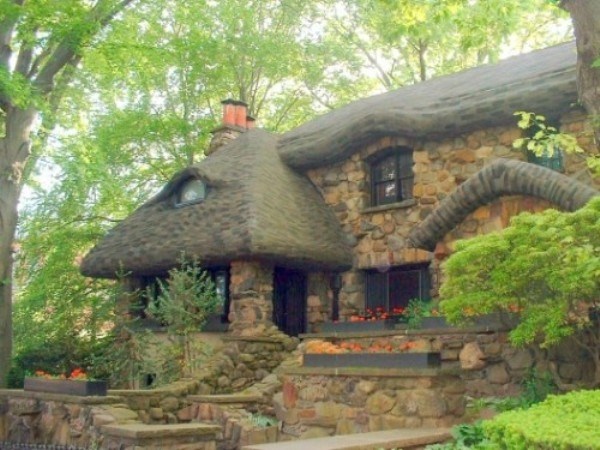 Ngôi nhà trong rừng với kiến trúc đẹp và độc đáo như những ngôi nhà chỉ thường thấy trong các câu chuyện cổ tích