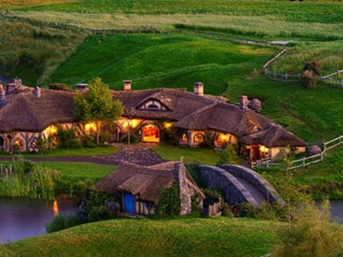 Những ngôi nhà của người Hobbit được dựng lên ở vùng quê của New Zealand để phục vụ việc quay bộ phim nổi tiếng Chúa tể của những chiếc nhẫn.