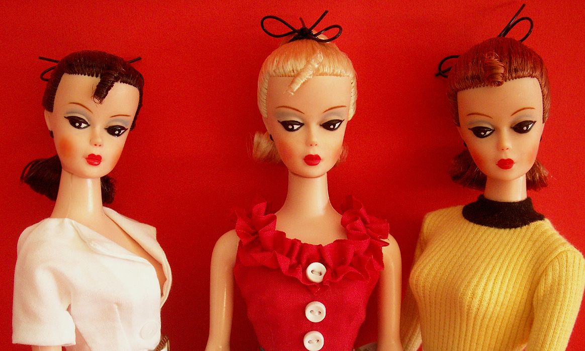 Búp bê Barbie có nguồn gốc từ búp bê tình dục: Vào những năm 1950, búp bê Bild Lilli (vốn lấy hình mẫu từ một nữ diễn viên gợi cảm) được sản xuất thương mại để phục vụ riêng cho các quý ông người Đức.  