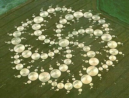 Hình ảnh của 409 vòng tròn bí ẩn to nhỏ khác nhau, có kích cỡ khoảng 238m, xuất hiện ở một vùng đồi xa xôi ở Wiltshire nước Anh