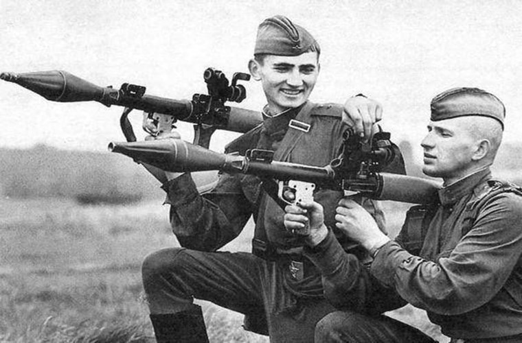 Sẽ không chính xác khi nói rằng RPG-7 đã cách mạng hóa tác chiến chống tăng. Trong nửa cuối của Chiến tranh Thế giới thứ 2, việc sử dụng các tên lửa chống tăng trở nên phổ biến, trong đó có tên lửa bazooka của Mỹ, PIAT của Anh và đặc biệt là Panzerfaust của Đức.