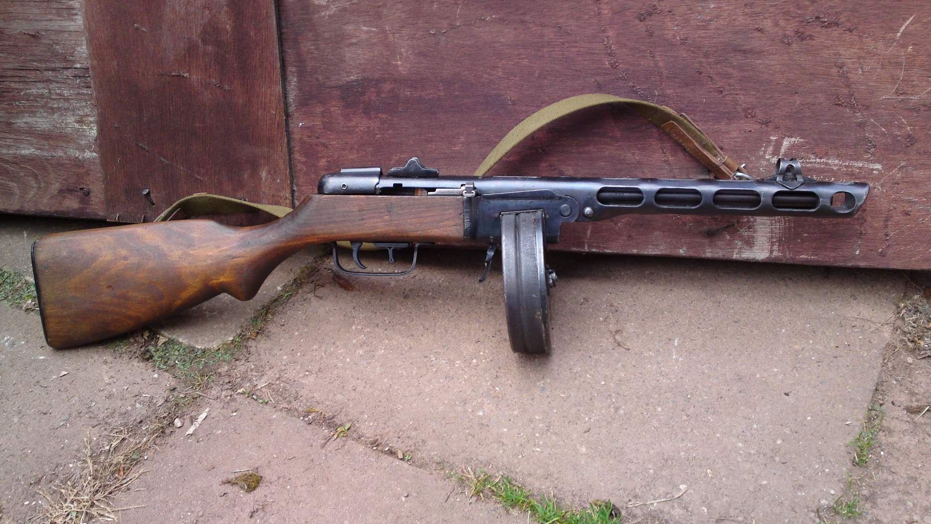 Trước khi súng AK-47 trở thành biểu tượng của các lực lượng vũ trang Liên Xô, tiểu liên PPSh-41, một khẩu súng hình thù thô kệch với những âm thanh đáng sợ khi bắn liên thanh, được biên chế chính thức và sử dụng hiệu quả trong Hồng quân nước này.