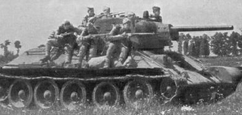 Mặc dù T-34 có tính năng chiến đấu ấn tượng, nhưng Liên Xô suýt nữa đã thất thủ trước Đức vào năm 1941. Lý do là vì Liên Xô bị hạn chế về chiến thuật và huấn luyện, không phải do lỗi của T-34. Sau đó, Hồng quân Liên Xô đã giành lại được lợi thế và một đơn vị T-34 đã mở đường tiến thẳng đến Berlin.