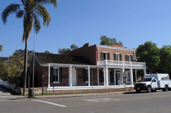 Nhà ma ám Whaley Thomas, San Diego, Mỹ.Đây được coi là một trong những ngôi nhà ma ám nổi tiếng trên thế giới bởi những câu chuyện thần bí liên quan đến nó. Câu chuyện ma quái đầu tiên liên quan đến ngôi nhà này liên quan đến hồn ma của James “Yankee Jim” Robinson, bị treo cổ năm 1852 trên nền ngôi nhà