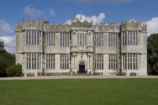 Người dân khắp vùng Yorkshire của nước Anh truyền nhau câu chuyện về Howsham Hall – lâu đài bị ám bởi một lời nguyền khủng khiếp của Kirkham Priory. Theo lời nguyền này, “tất cả những người thừa kế lâu đài này sẽ phải nhận lấy cái chết đau đớn 