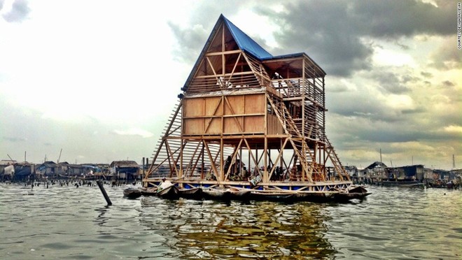 Đây là một trường học đặc biệt, nó có thể nổi và di chuyển trên nước tên là Makoko. Kunle Adayemi (kiến trúc sư người Nigeria) đã thiết kế căn nhà độc đáo này để giảm thiểu ảnh hưởng của mực nước dâng cao 