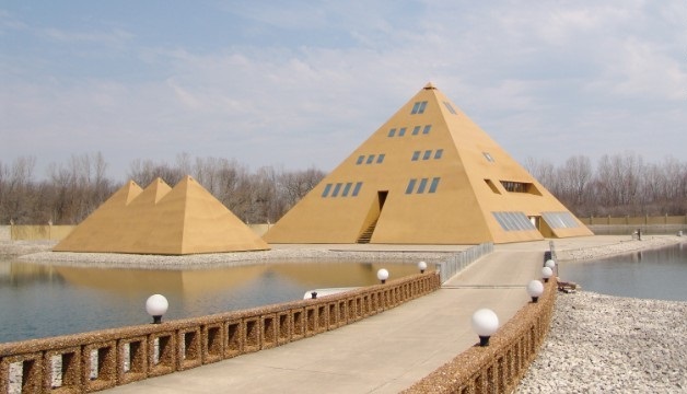 Công trình tại Wadsworth, bang Illinois, Mỹ, với kiến trúc độc đáo như những kim tự tháp ở Ai Cập.