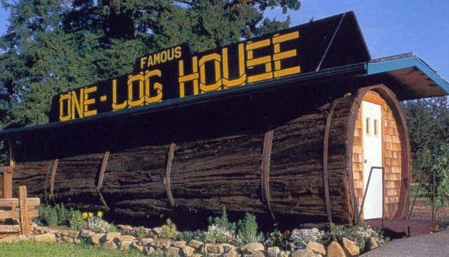 Một ngôi nhà hình khúc gỗ tại Garberville, California, Mỹ. Nó được làm từ một cây gỗ đỏ có niên đại 2.100 năm, khối lượng 42 tấn, chiều cao 10 m.